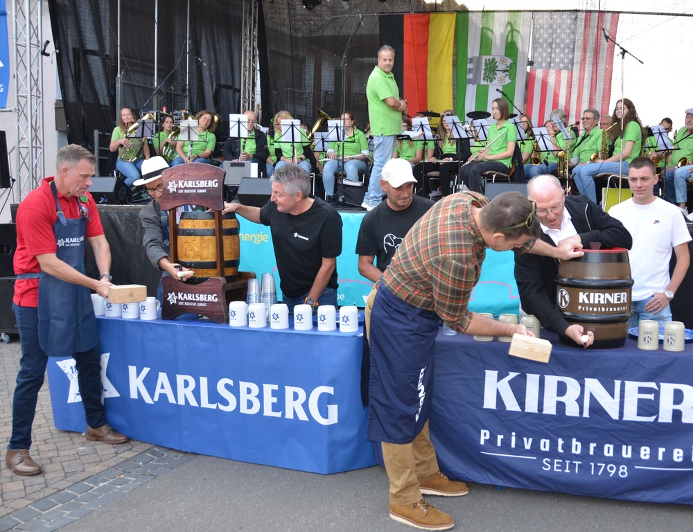 USAG Rheinland-Pfalz leaders strengthen German-American ties at Baumholder’s old city fest