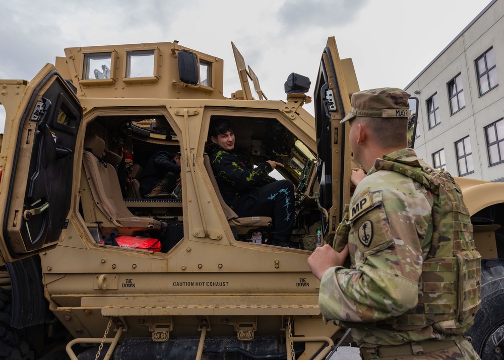 U.S. and Estonian Land Forces do walk through of tactical vehicles