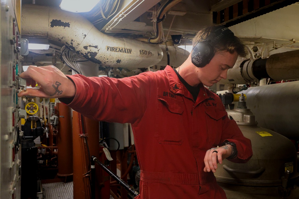 DC3 Luke Bryant marks the starting time for initiating an internal fuel transfer alignment