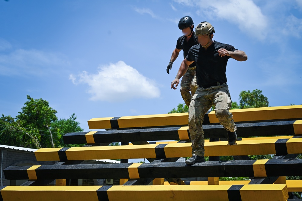 Fuerzas comando 2025 Obstacle Course