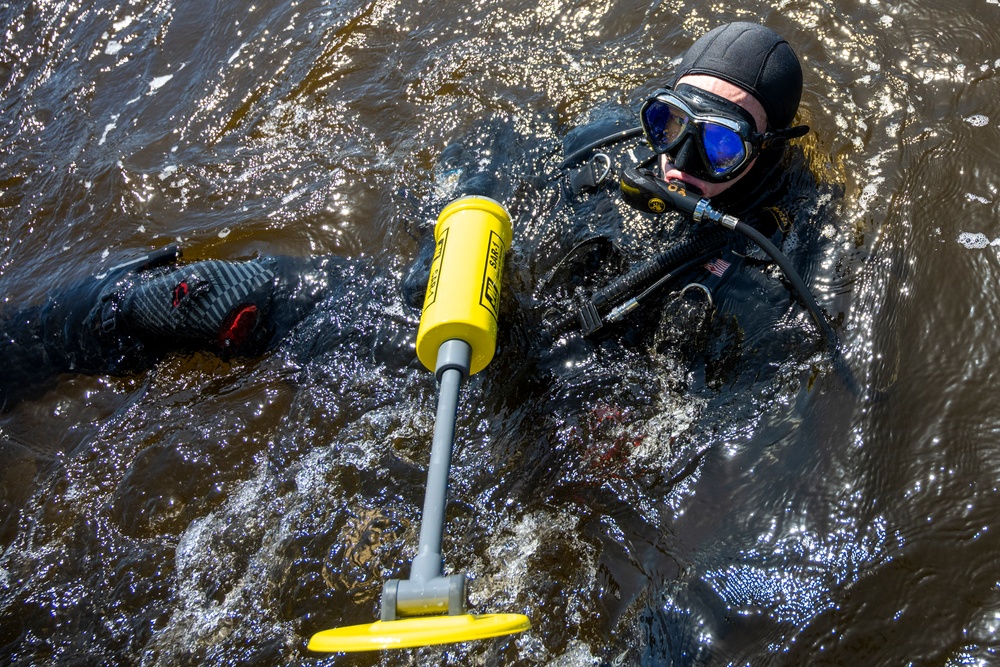 NAVFAC EXWC Tests Underwater Sonar, to Advance Capabilities of Fleet, Warfighter &amp;#xD;&amp;#xA;