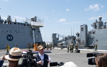 SECNAV visits USS Somerset