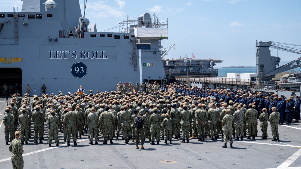 SECNAV visits USS Somerset (LPD 25)