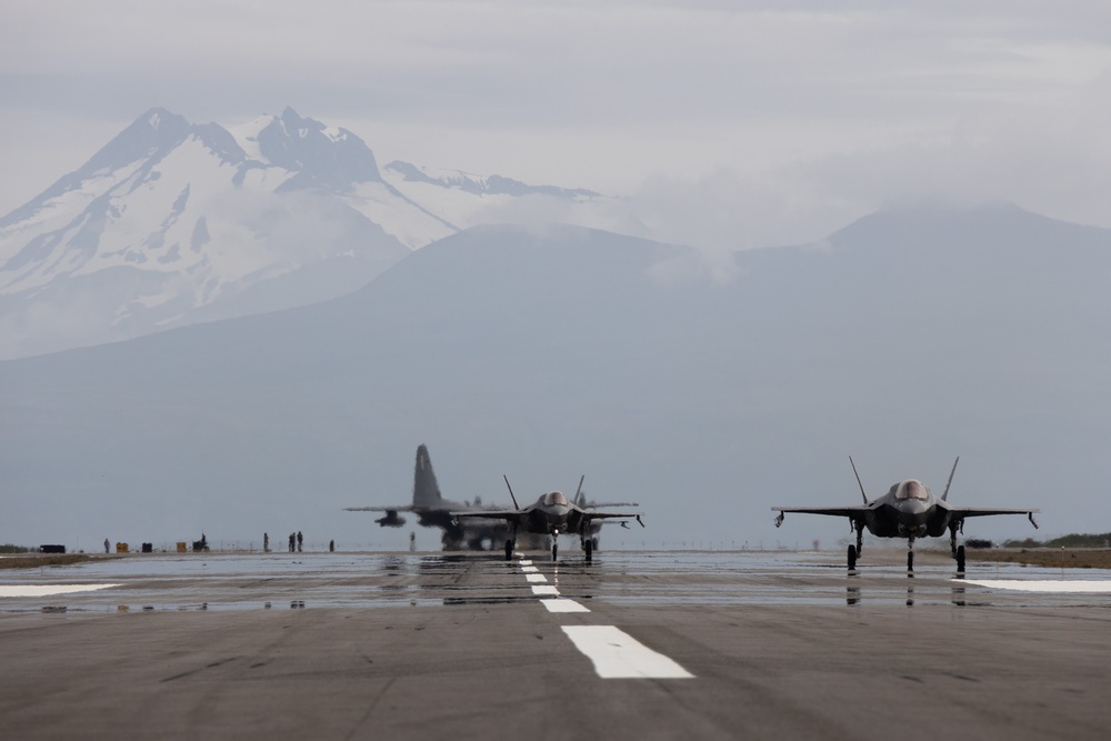 U.S. Marines with VMGR-252, VMFA-533 Conduct FARP Training