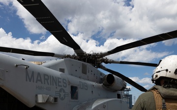 U.S. Marines with Heavy Marine Helicopter Squadron (HMH) 461 rehearse to transport an F-35B Lightning II