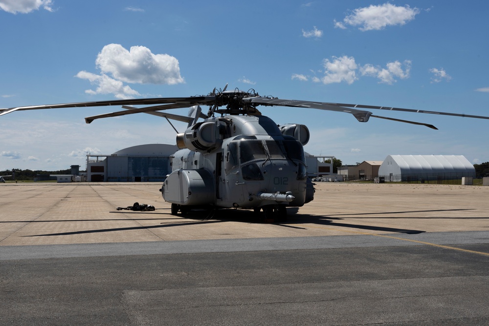 U.S. Marines with Marine Heavy Helicopter Squadron (HMH) 461 rehearse to transport an F-35B Lightning II