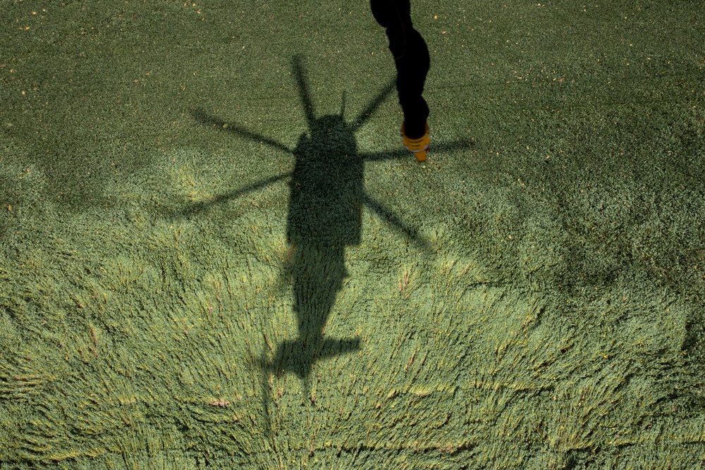 U.S. Marines with Marine Heavy Helicopter Squadron (HMH) 461 rehearse to transit an F-35B Lightning II
