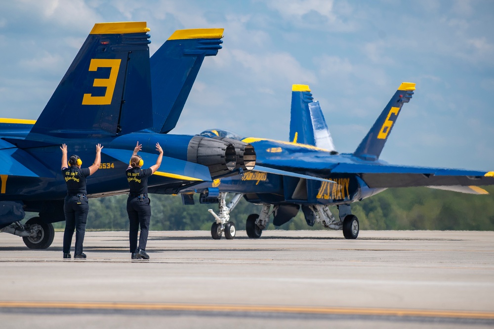Blue Angels prepare to take the skies during Columbus Air Show