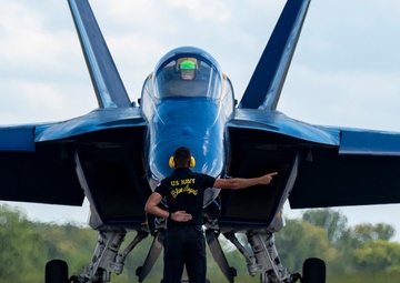 Blue Angels prepare to take the skies during Columbus Air Show