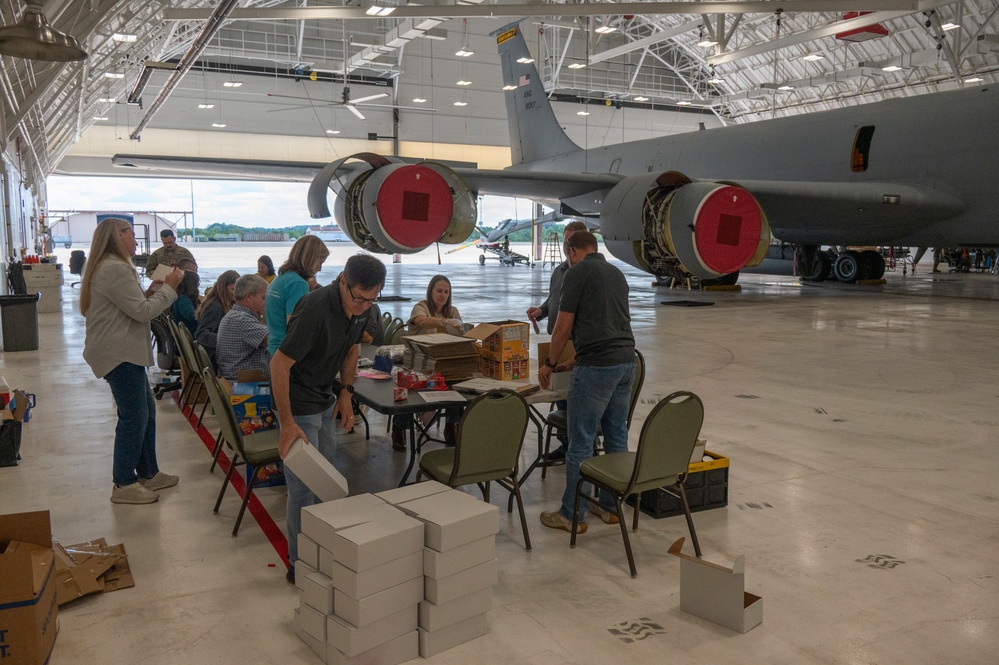Community Leaders Join Forces at 171st to Support Deployed Airmen