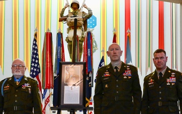 101st ABN DIV Inducts Kenneth David in MoH Rotunda
