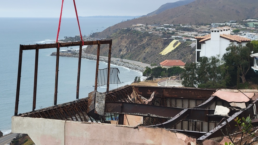 USACE clears debris from final property damaged by 2025 Pacific Palisades Fire.