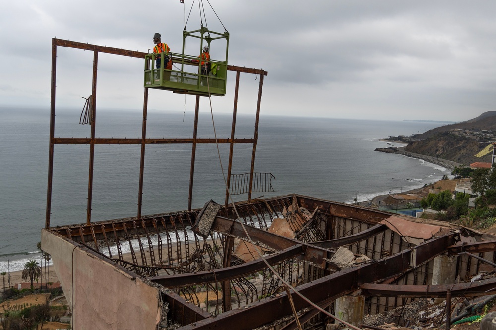 USACE clears debris from final property damaged by 2025 Pacific Palisades Fire.