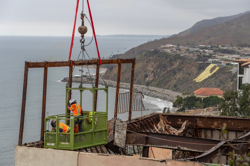 USACE clears debris from final property damaged by 2025 Pacific Palisades Fire.