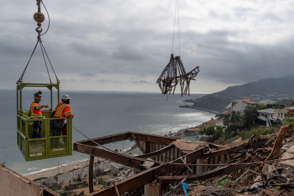 USACE clears debris from final property damaged by 2025 Pacific Palisades Fire.