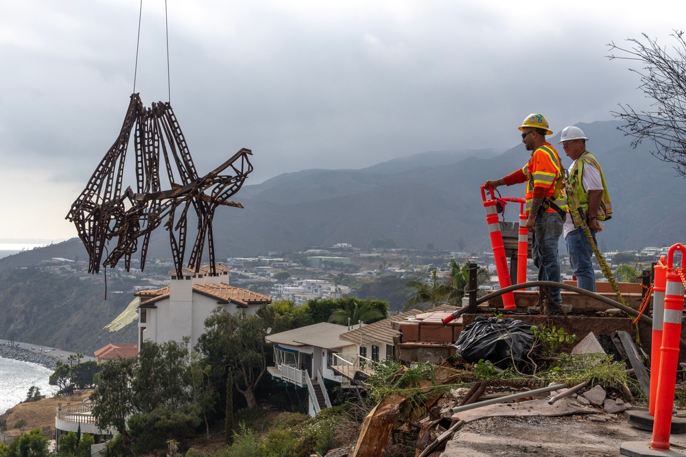 USACE clears debris from final property damaged by 2025 Pacific Palisades Fire.