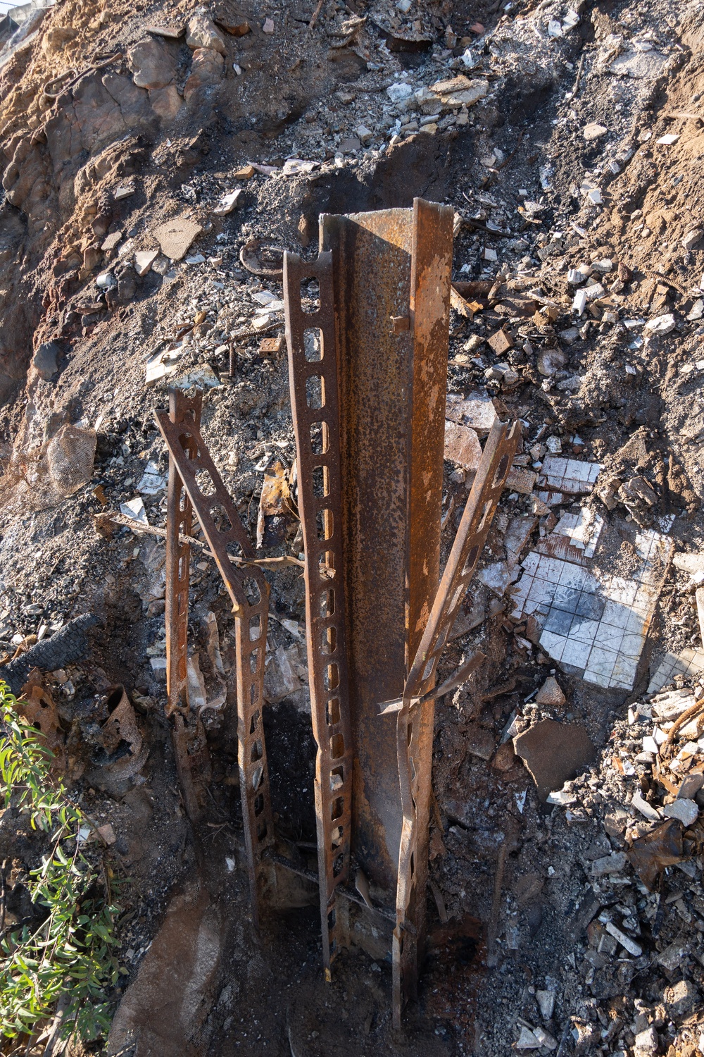 USACE clears debris from final property damaged by 2025 Pacific Palisades Fire.