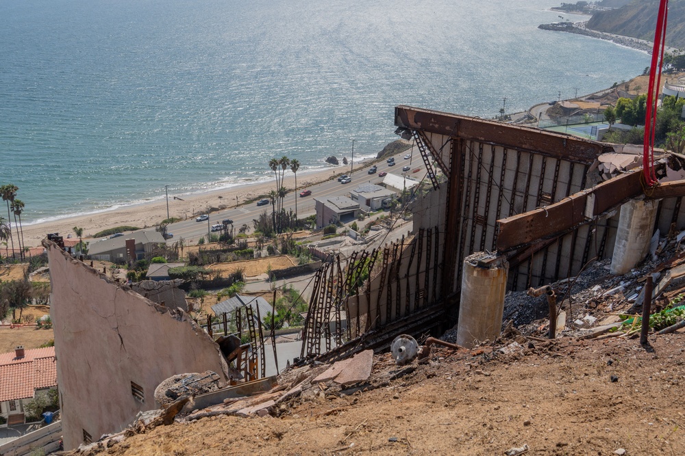 USACE clears debris from final property damaged by 2025 Pacific Palisades Fire.