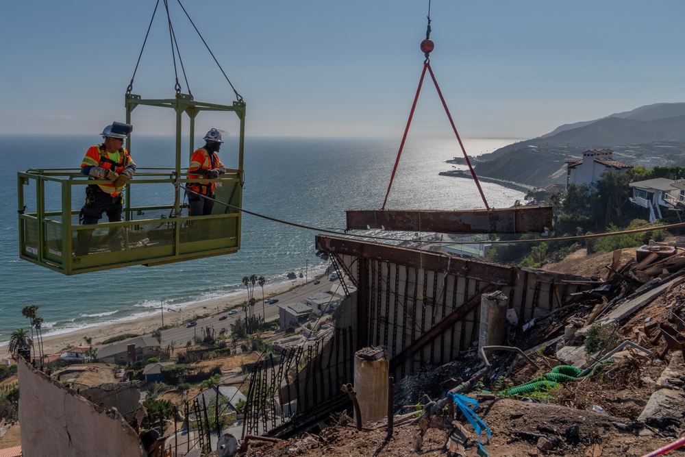 USACE clears debris from final property damaged by 2025 Pacific Palisades Fire.