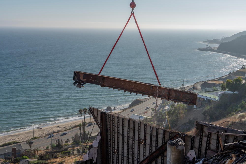 USACE clears debris from final property damaged by 2025 Pacific Palisades Fire.