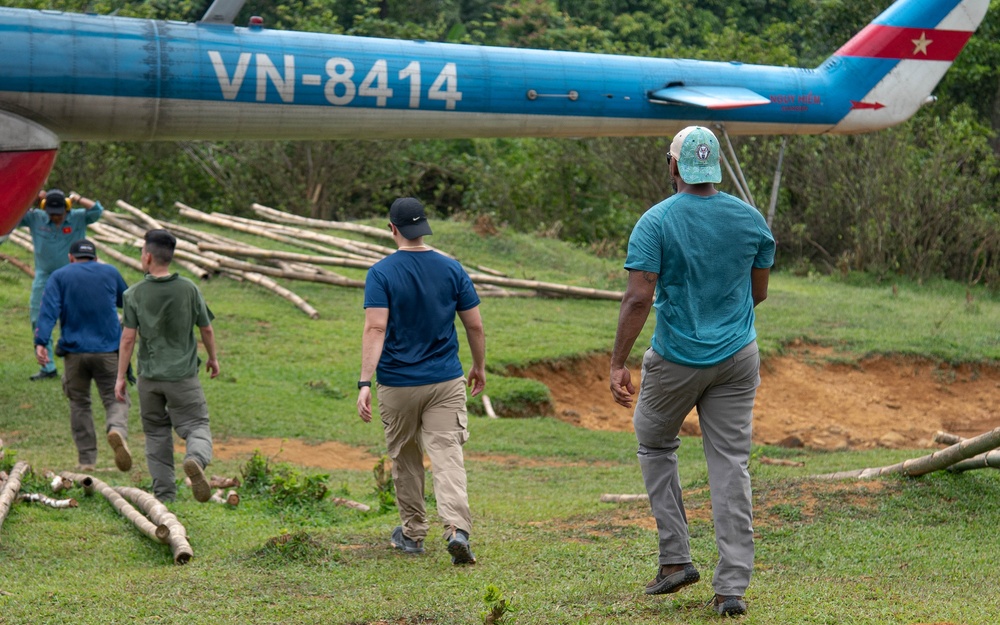 Recovery Team 1 arrive on site to Vietnam: 25-3VN
