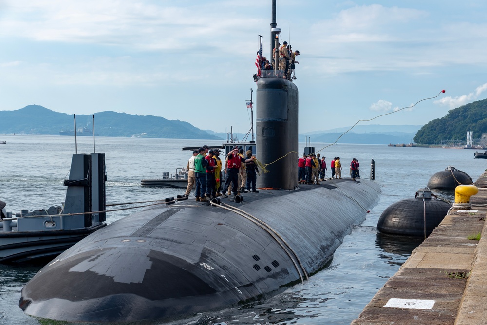 USS Santa Fe (SSN 763) pulls into Commander, Fleet Activities Sasebo