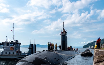 USS Santa Fe (SSN 763) pulls into Commander, Fleet Activities Sasebo