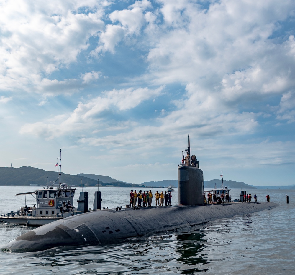 USS Santa Fe (SSN 763) pulls into Commander, Fleet Activities Sasebo