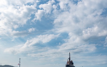 USS Santa Fe (SSN 763) pulls into Commander, Fleet Activities Sasebo