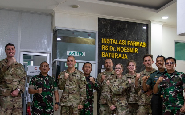 U.S. Army surgeons visit Indonesian medical centers during SGS 25
