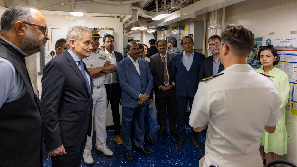 USS Frank Cable (AS 40) hosts distinguished visitors in Chennai, India
