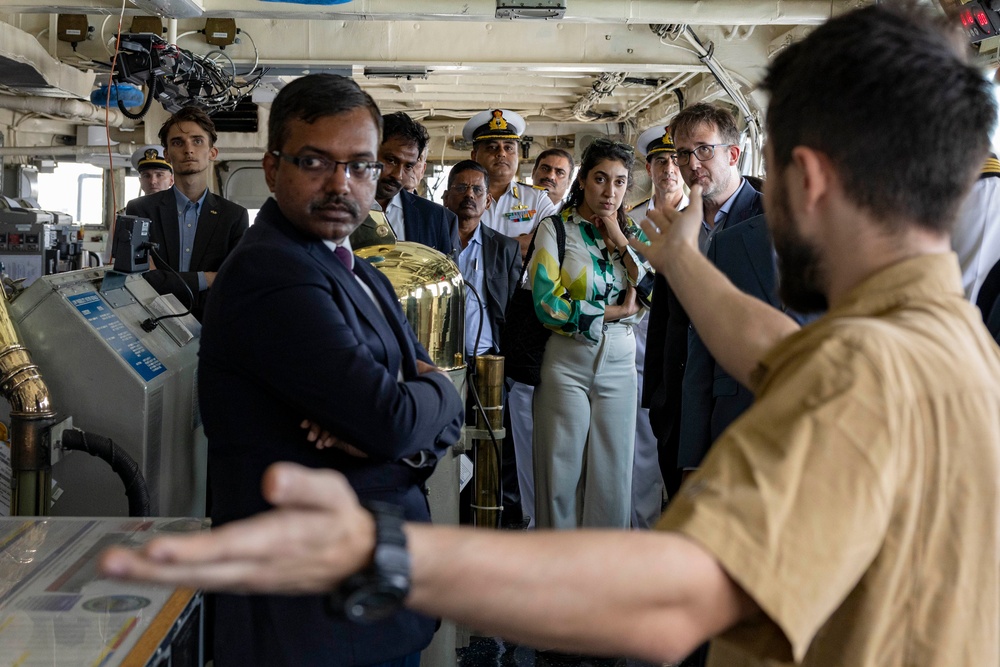 USS Frank Cable (AS 40) hosts distinguished visitors in Chennai, India