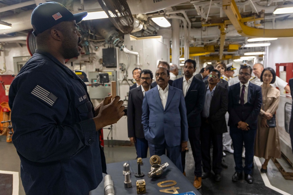 USS Frank Cable (AS 40) hosts distinguished visitors in Chennai, India