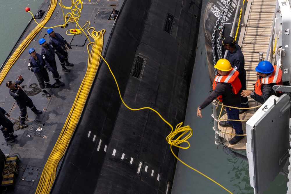 INS Sindhuvijay (S62) moors alongside USS Frank Cable (AS 40)