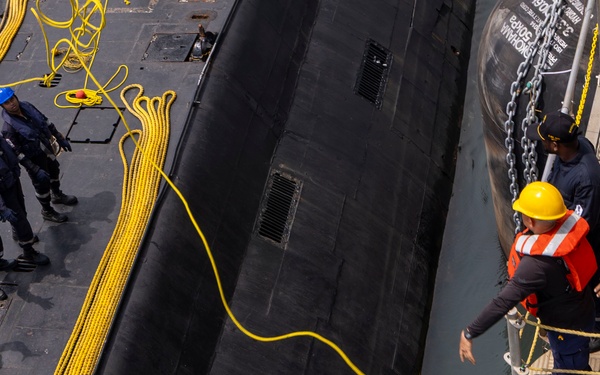 INS Sindhuvijay (S62) moors alongside USS Frank Cable (AS 40)