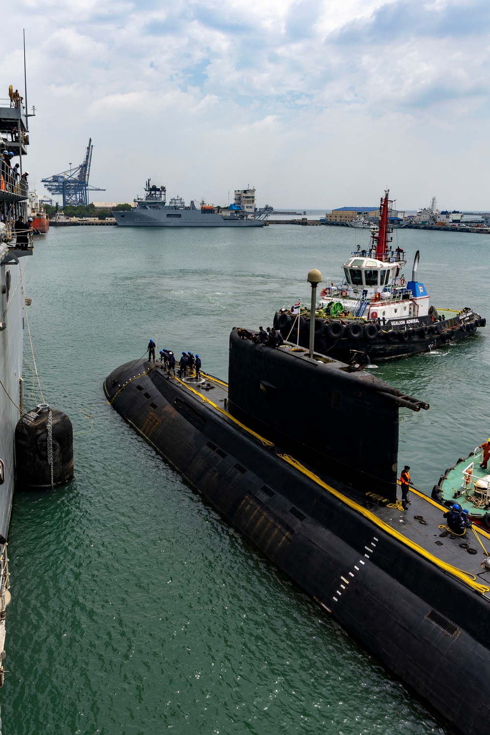 INS Sindhuvijay (S62) moors alongside USS Frank Cable (AS 40)