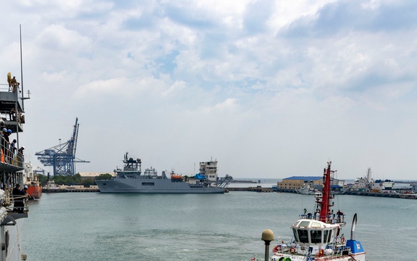 INS Sindhuvijay (S62) moors alongside USS Frank Cable (AS 40)