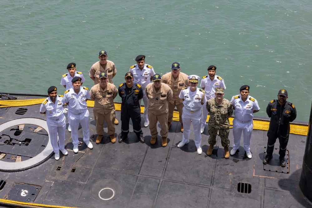 INS Sindhuvijay (S62) moors alongside USS Frank Cable (AS 40)