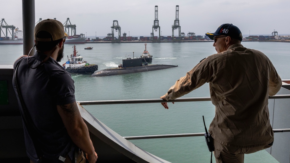 INS Sindhuvijay (S62) moors alongside USS Frank Cable (AS 40)