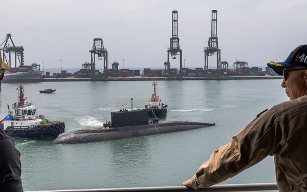 INS Sindhuvijay (S62) moors alongside USS Frank Cable (AS 40)