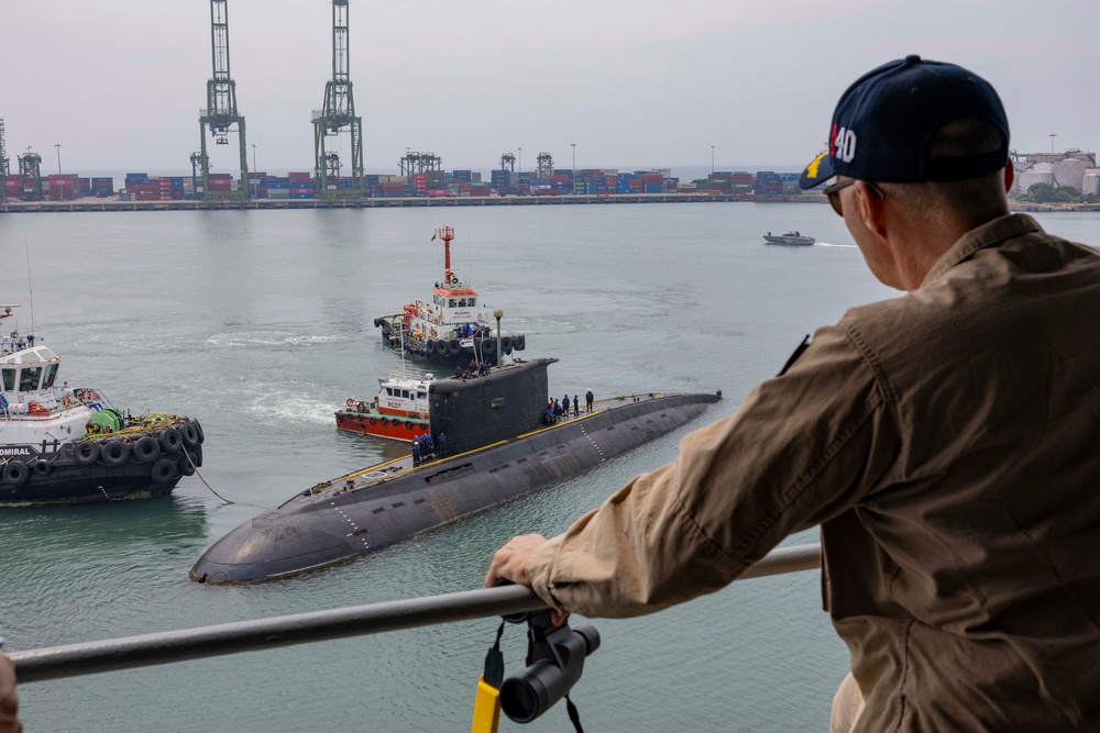 INS Sindhuvijay (S62) moors alongside USS Frank Cable (AS 40)