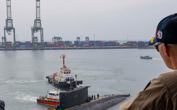 INS Sindhuvijay (S62) moors alongside USS Frank Cable (AS 40)