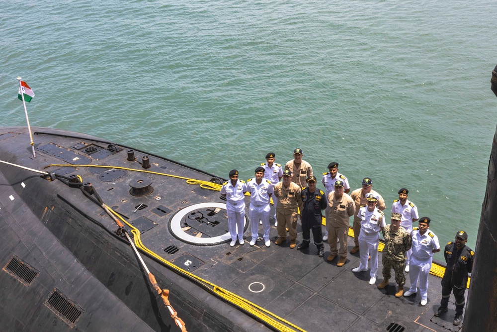 INS Sindhuvijay (S62) moors alongside USS Frank Cable (AS 40)