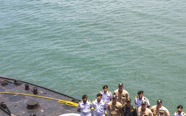 INS Sindhuvijay (S62) moors alongside USS Frank Cable (AS 40)