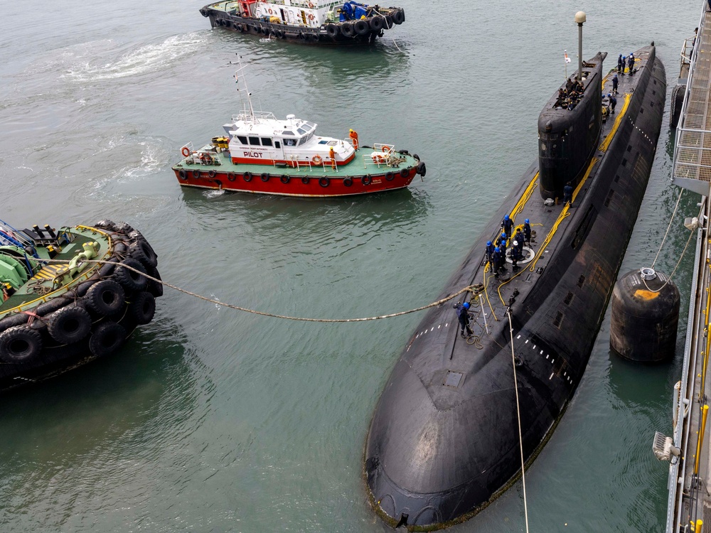 INS Sindhuvijay (S62) moors alongside USS Frank Cable (AS 40)