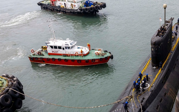 INS Sindhuvijay (S62) moors alongside USS Frank Cable (AS 40)