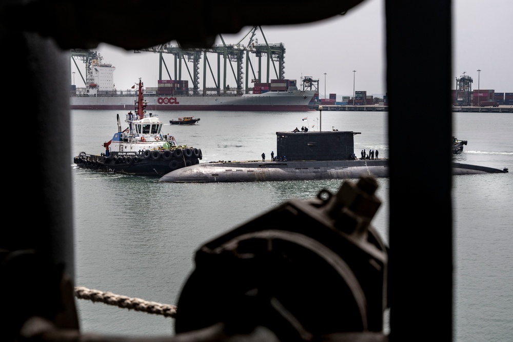 INS Sindhuvijay (S62) moors alongside USS Frank Cable (AS 40)