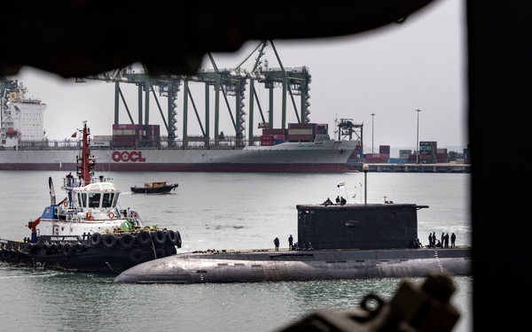 INS Sindhuvijay (S62) moors alongside USS Frank Cable (AS 40)