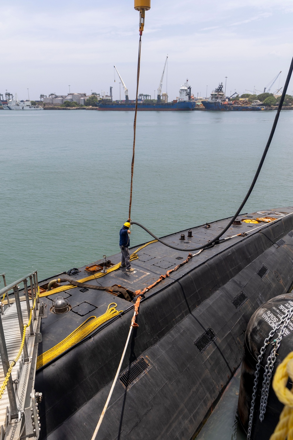 INS Sindhuvijay (S62) moors alongside USS Frank Cable (AS 40)