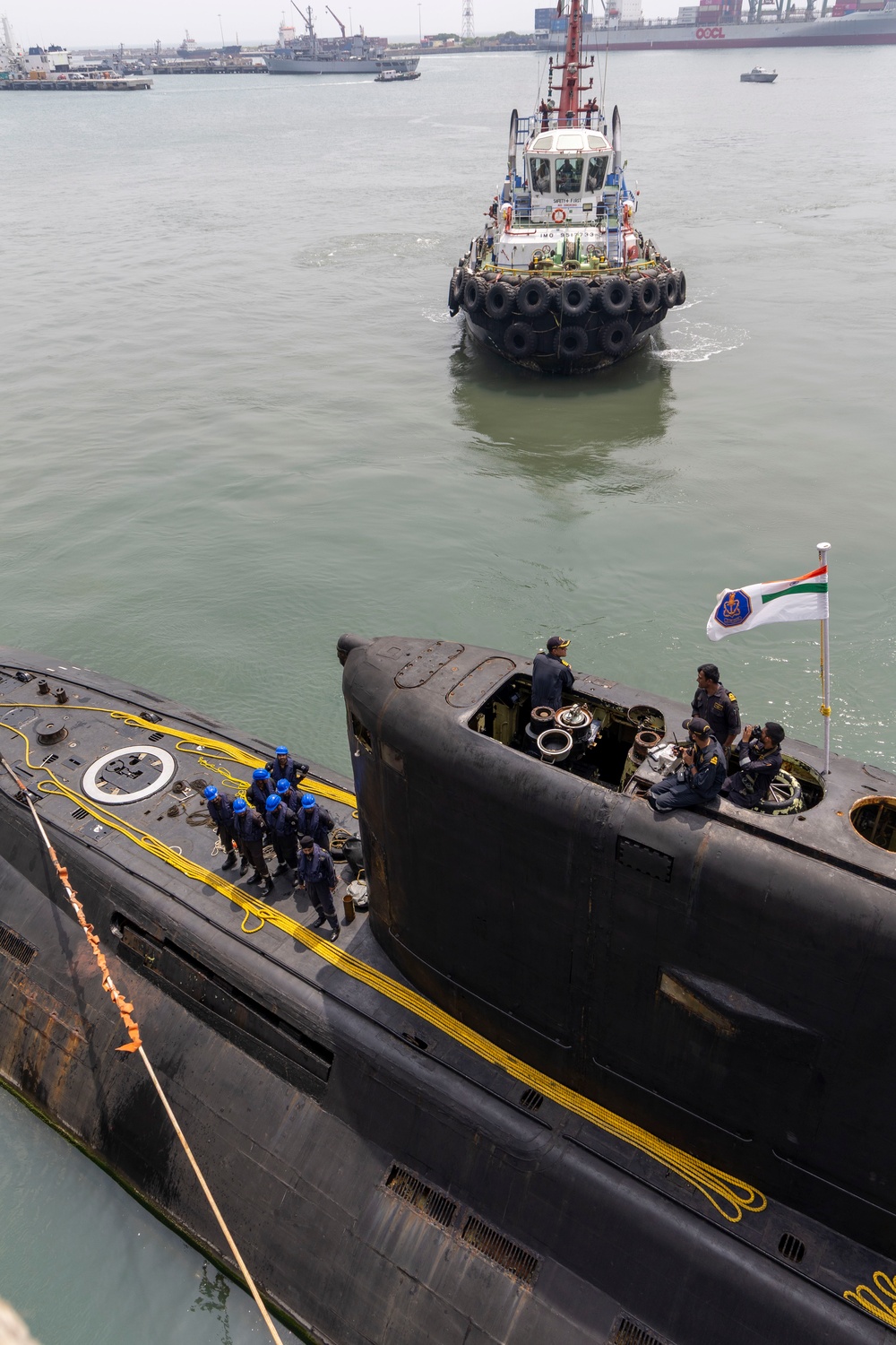 INS Sindhuvijay (S62) moors alongside USS Frank Cable (AS 40)